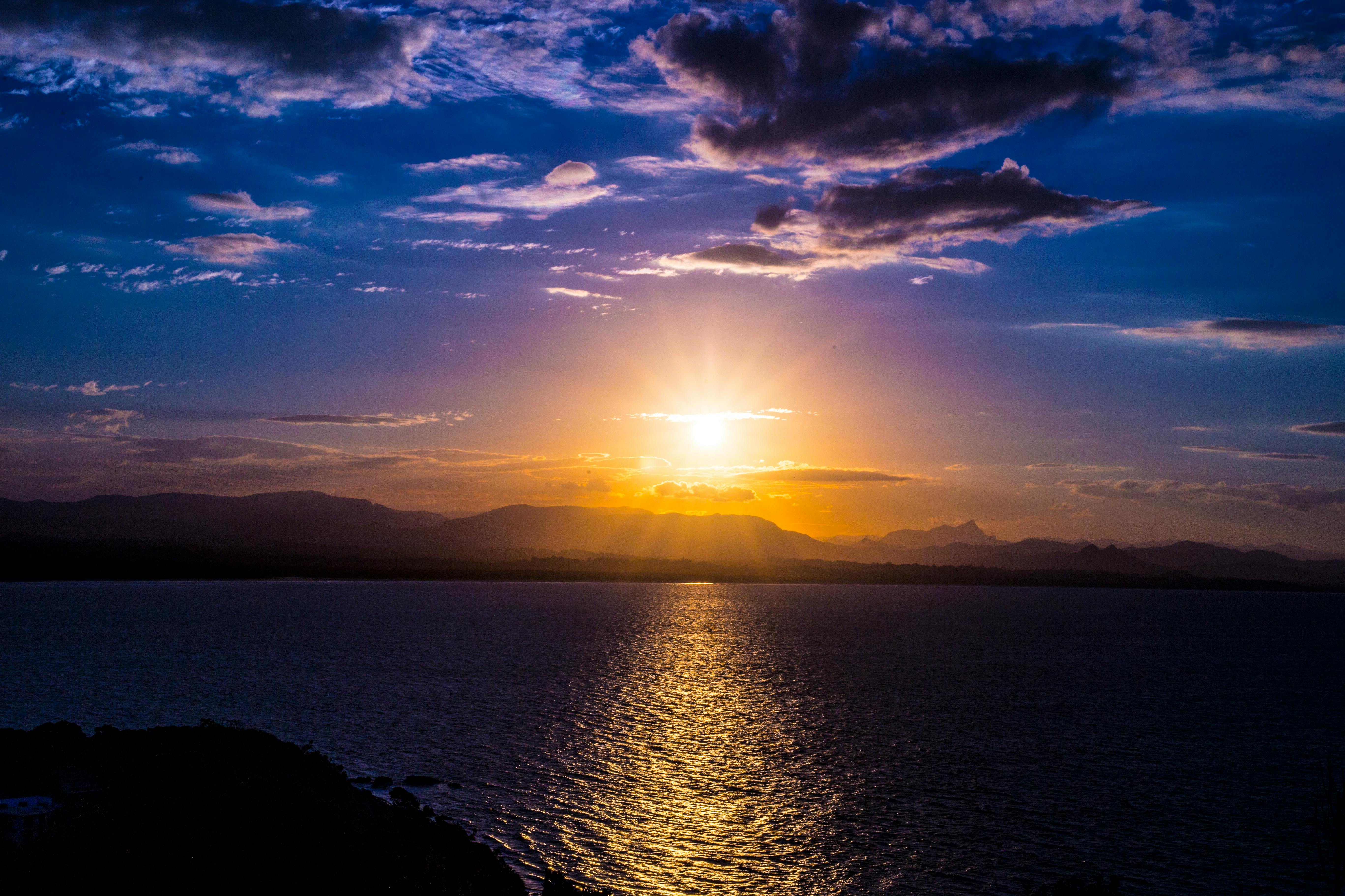 Chinesische Essstäbchen und Schale