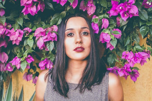 这幅女性肖像引人注目，四周环绕着鲜艳的九重葛花