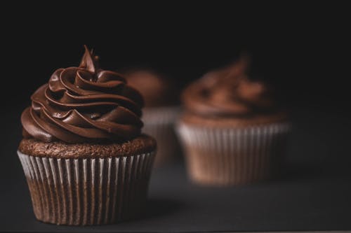 Gratis arkivbilde med cupcakes, sjokolade, svart bakgrunn