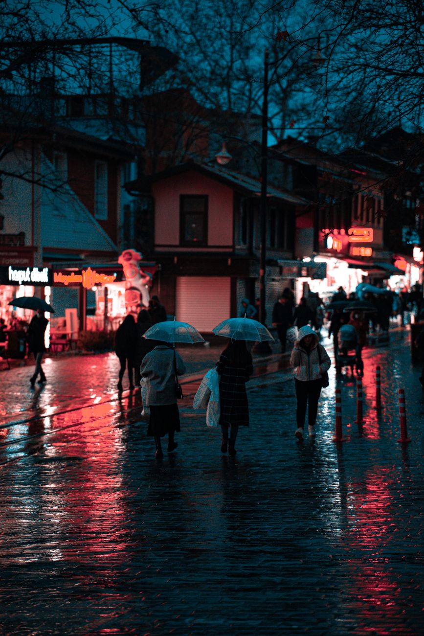 Lebendige Straße – Dunkles AMOLED Wallpaper