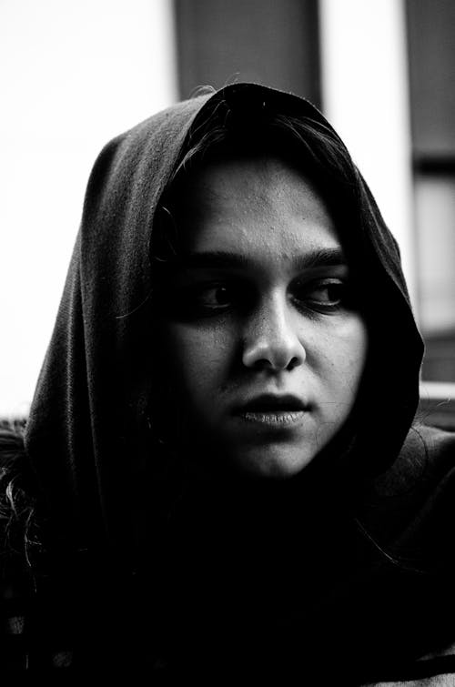 Free Grayscale Photo of Woman in Hijab Stock Photo