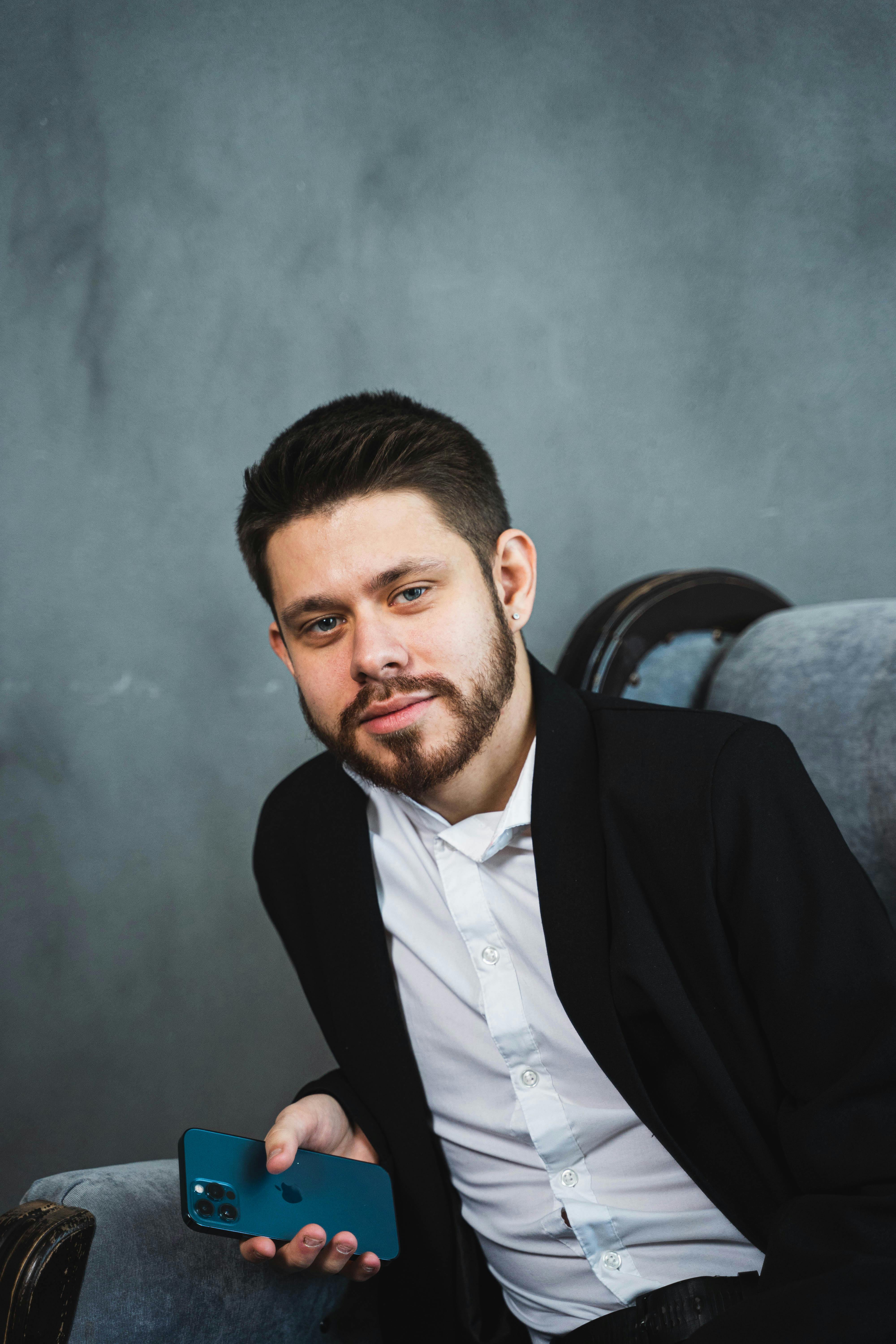 Ilmainen kuvapankkikuva tunnisteilla # sisätiloissa, älypuhelimen käyttöä, älypuhelin Kuvapankkikuva