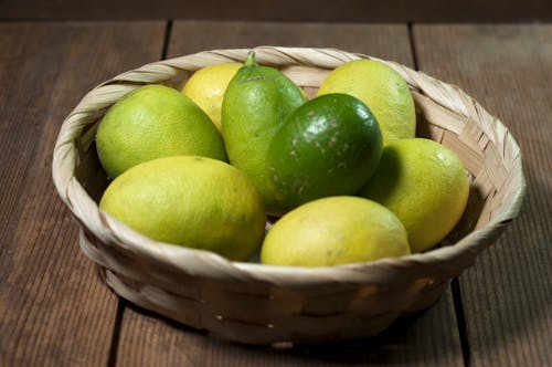 Foto stok gratis Buah sitrus, lemon dalam keranjang, lemon dari kebun