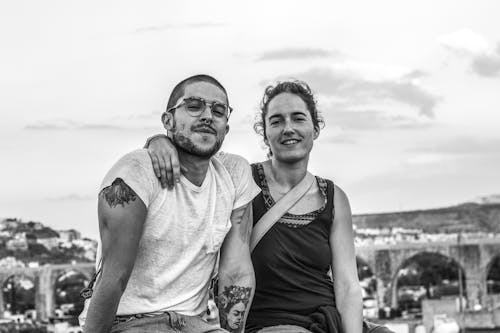 Photographie En Niveaux De Gris D'un Homme Et D'une Femme