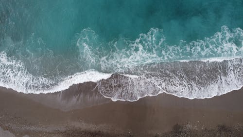 dalgalar, deniz kıyısı, drone çekimi içeren Ücretsiz stok fotoğraf