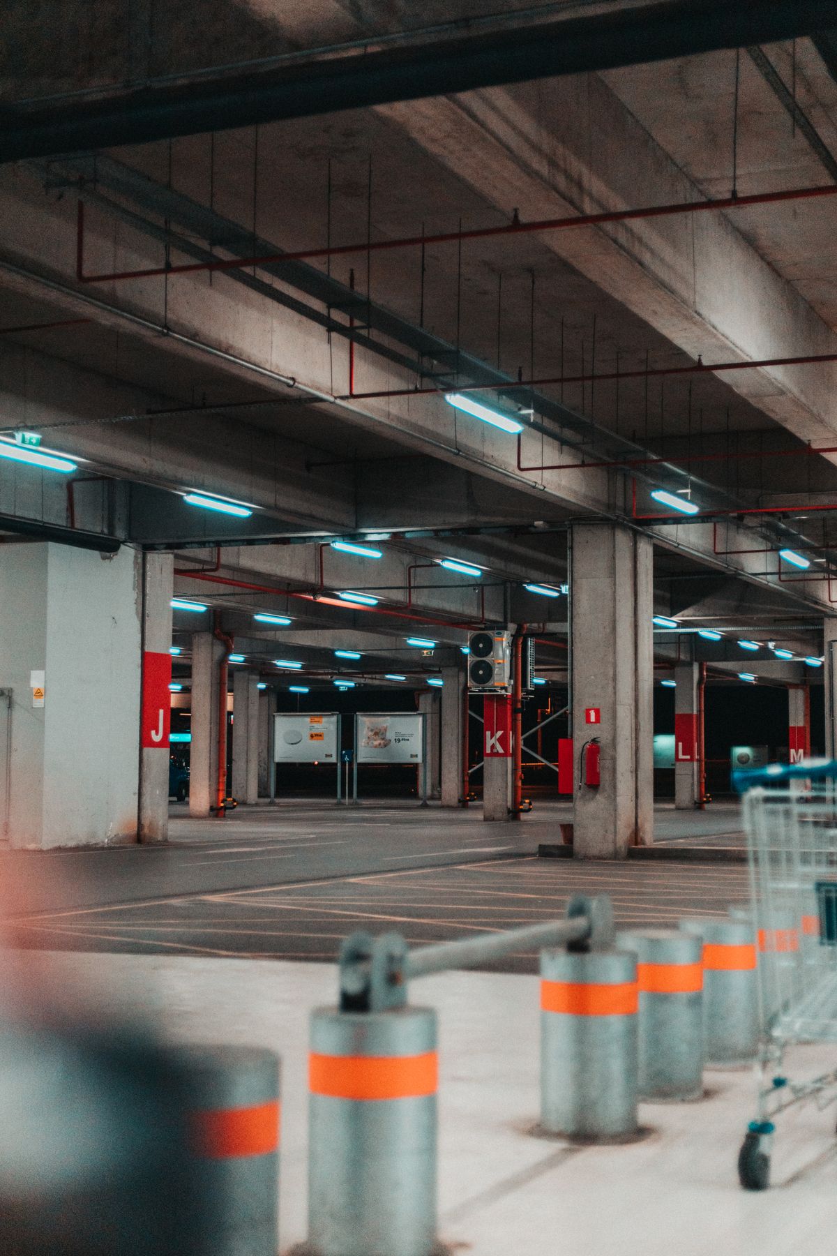Garagem com pilares de concreto