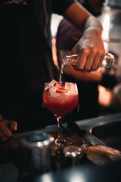 Ilmainen kuvapankkikuva tunnisteilla baarimikko, cocktail, drinkkilasi