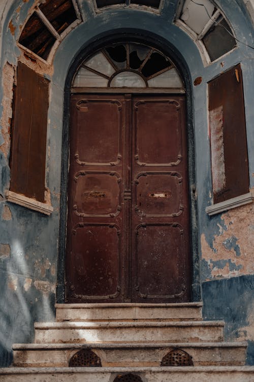 Free Abandoned Blue Building with Brown Wooden Door  Stock Photo
