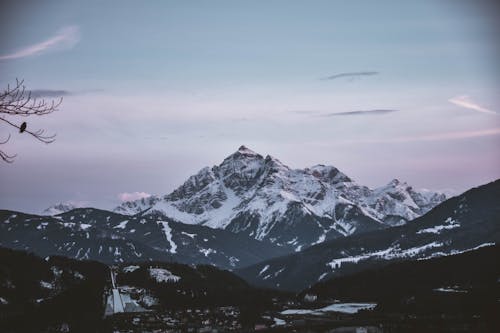 Gratis Pemandangan Indah Gunung Yang Tertutup Salju Foto Stok