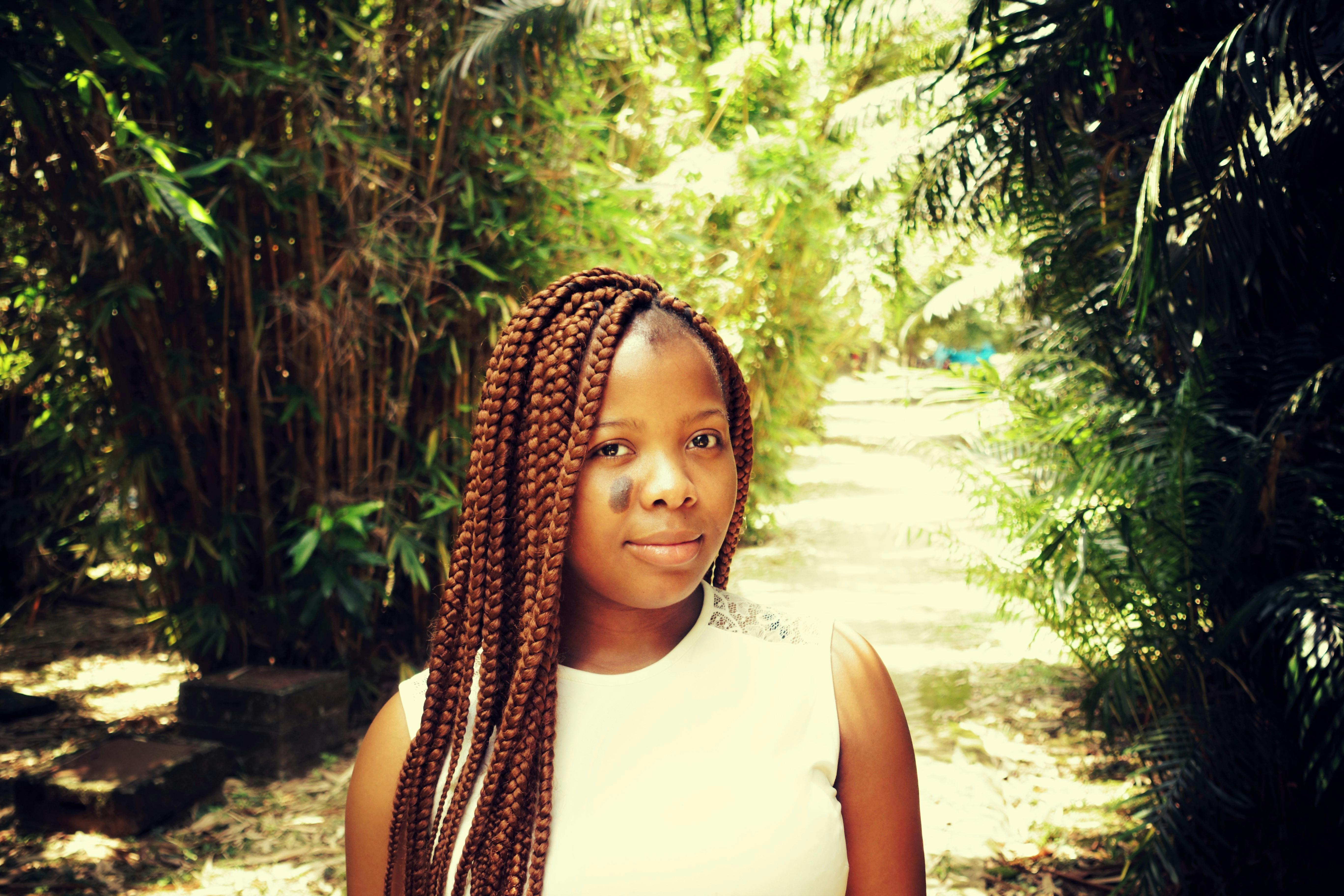 一位女士在阳光明媚的热带公园里轻松地享受一天