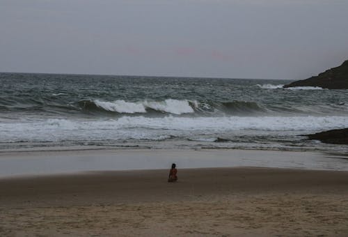 Kostenloses Stock Foto zu bikini, dämmerung, draußen