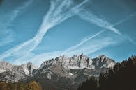 奥地利蒂罗尔的怀尔德凯撒山脉，天空晴朗，景色壮丽，是一个绝佳的旅游目的地