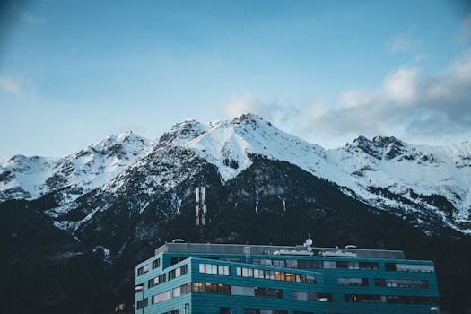 在奥地利因斯布鲁克，可以俯瞰一座现代建筑的雪山景色令人惊叹