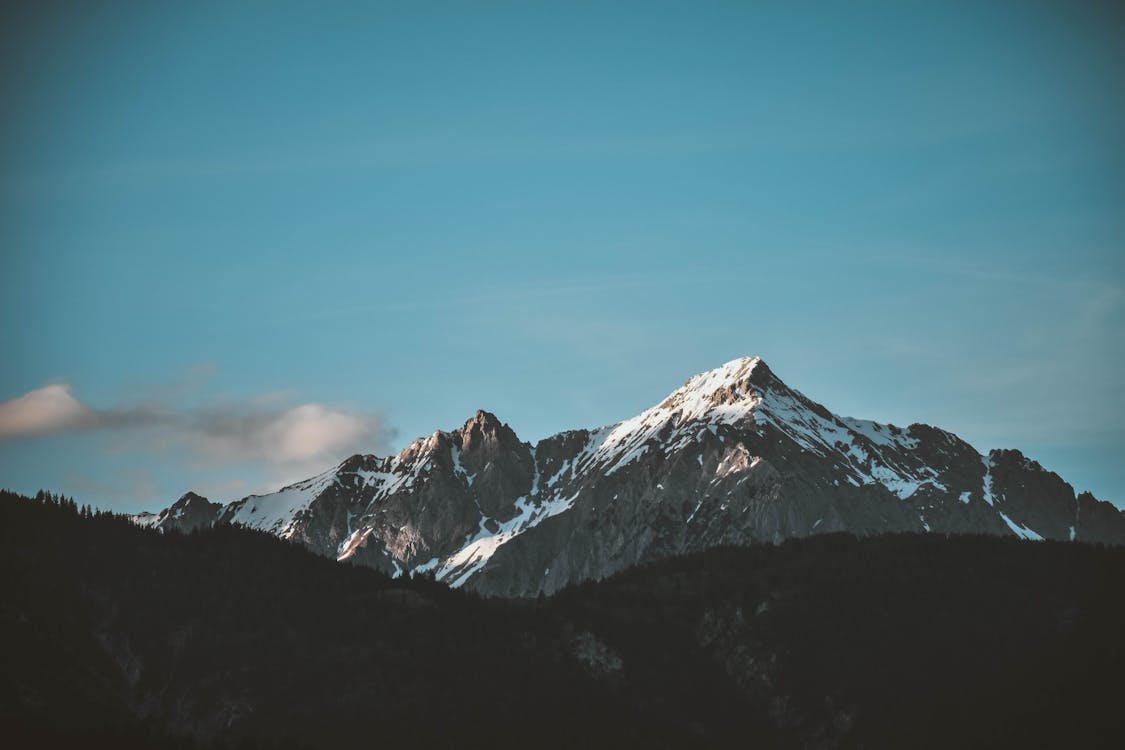 晴朗的天空下的雪山