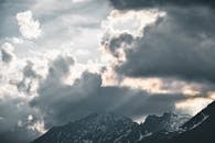 奥地利蒂罗尔州米尔斯的雪山上，变幻莫测的云层与光线交织，构成了一幅充满戏剧性的自然画卷