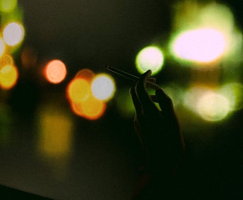 Foto profissional grátis de bokeh, cigarro, fumando