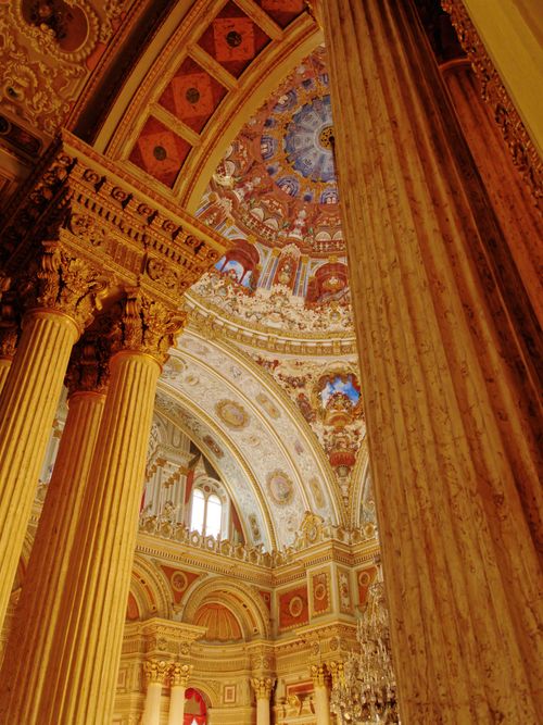 Free Intricate design of a cathedral ceiling with ornate columns and decorative architecture in warm tones. Stock Photo