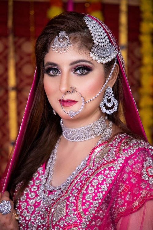 Free Close-up of a beautiful bride in a pink sari with traditional jewelry in New Delhi, India. Stock Photo