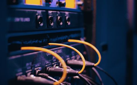 Cables de red conectados a un servidor