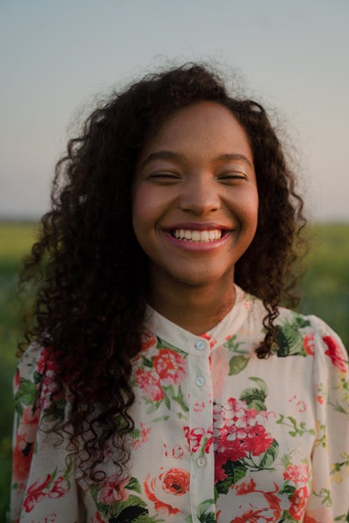 Photos gratuites de beauté naturelle, champ, cheveux bouclés