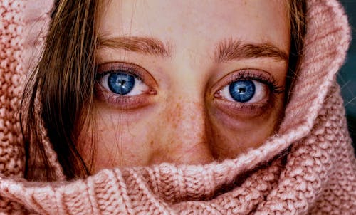 Frau Mit Blauen Augen In Einem Rosa Tuch Eingewickelt