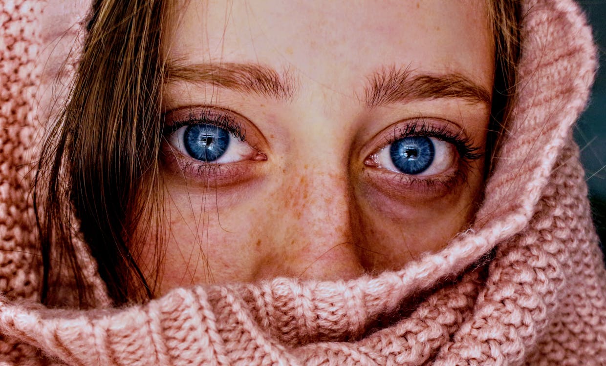 grátis Mulher Com Olhos Azuis Envolta Em Um Pano Rosa Foto profissional