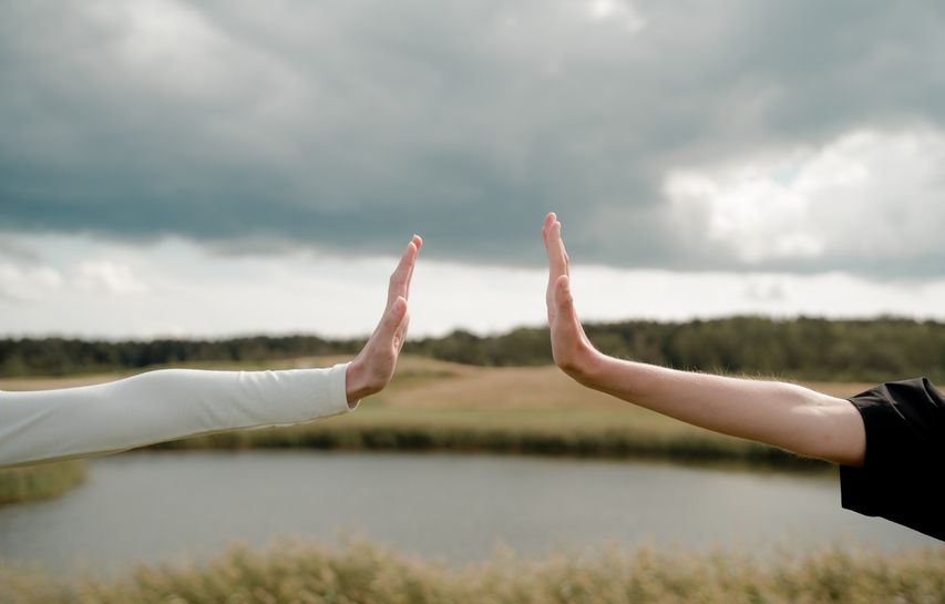 Online dating: starting a conversation on a niche platform