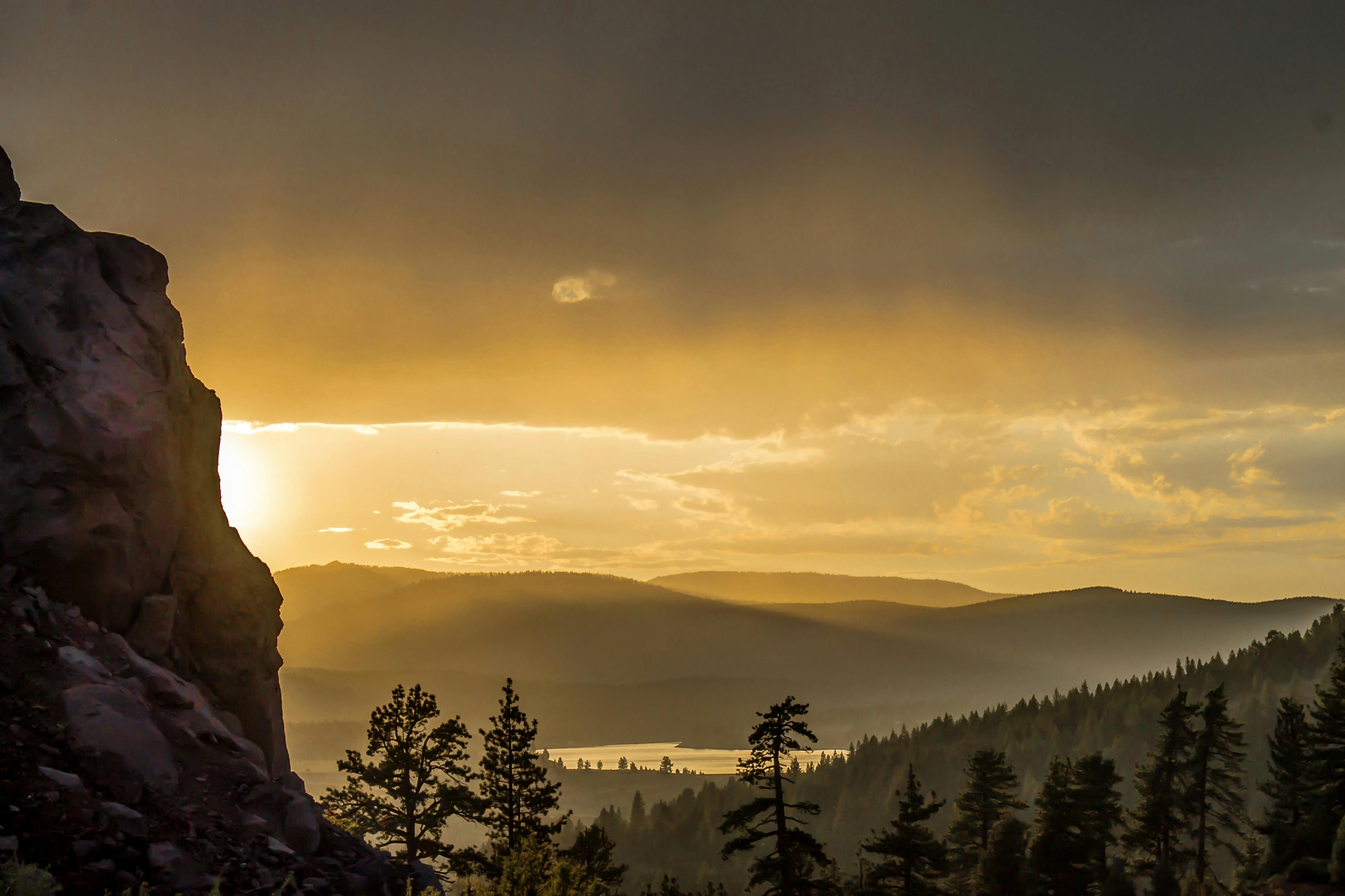 加利福尼亚州特拉基的山上，拥有戏剧性的天空和郁郁葱葱的森林景观，日落令人惊叹