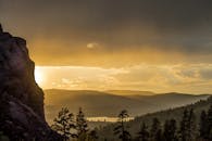 加利福尼亚州特拉基的山上，拥有戏剧性的天空和郁郁葱葱的森林景观，日落令人惊叹