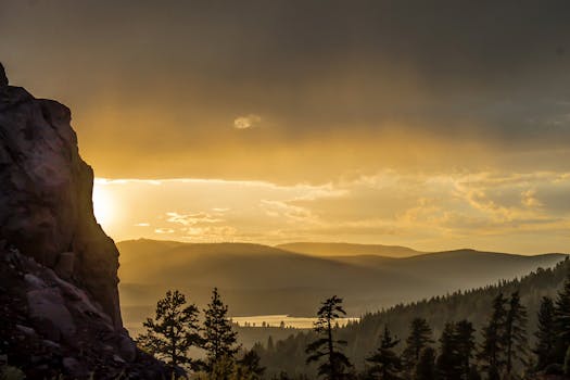加利福尼亚州特拉基的山上，拥有戏剧性的天空和郁郁葱葱的森林景观，日落令人惊叹