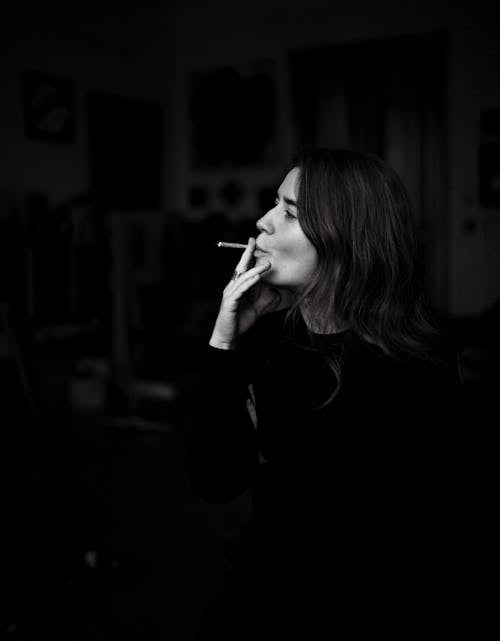 Безкоштовне стокове фото на тему «відтінки сірого, жінка, курець»