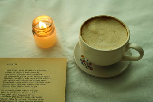 Бесплатное стоковое фото с блюдце, зажженная свеча, кофе
