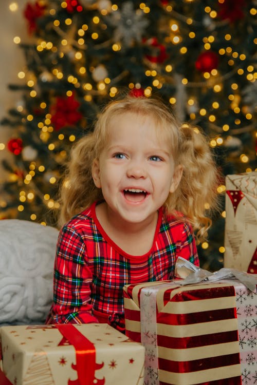 Photos gratuites de arbre de noël, cadeaux, cheveux blonds