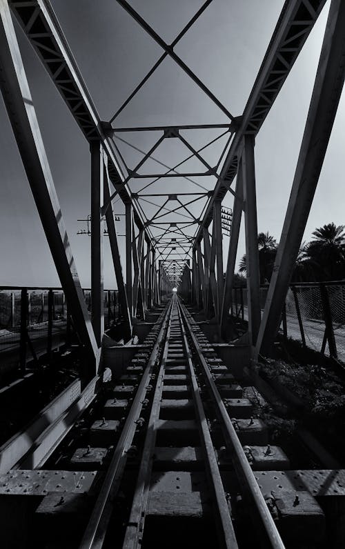 Δωρεάν στοκ φωτογραφιών με ασπρόμαυρο, ατσάλινα δικτυώματα, γραμμές τρένου Φωτογραφία από στοκ φωτογραφιών