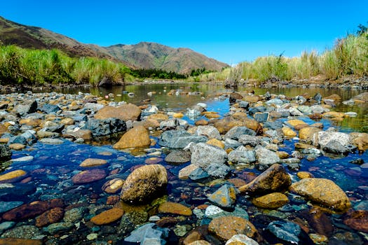 在圣安东尼奥的吕宋岛中部，探索一条岩石与山脉环绕的河流的宁静之美