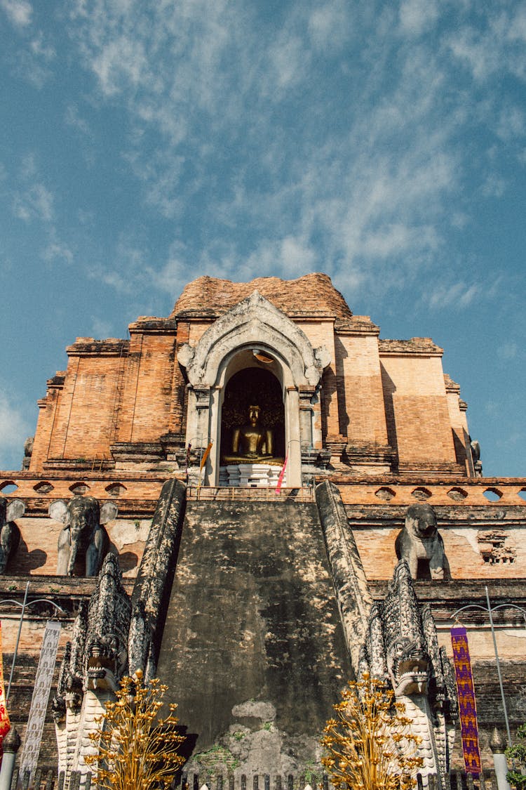 Wat Chedi Luang, Buddhist Temple