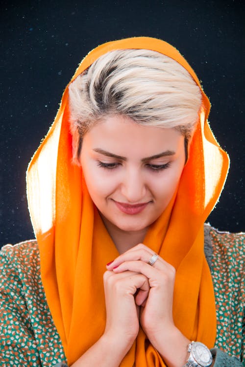 Mujer Vestida Con Tocado De Hijab Naranja