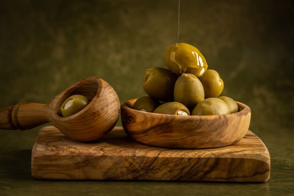 Olive con olio su tagliere