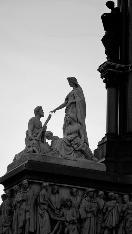 Statues in Black and White · Free Stock Photo