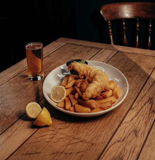 Gratis stockfoto met aardappelchips, avondeten, bier