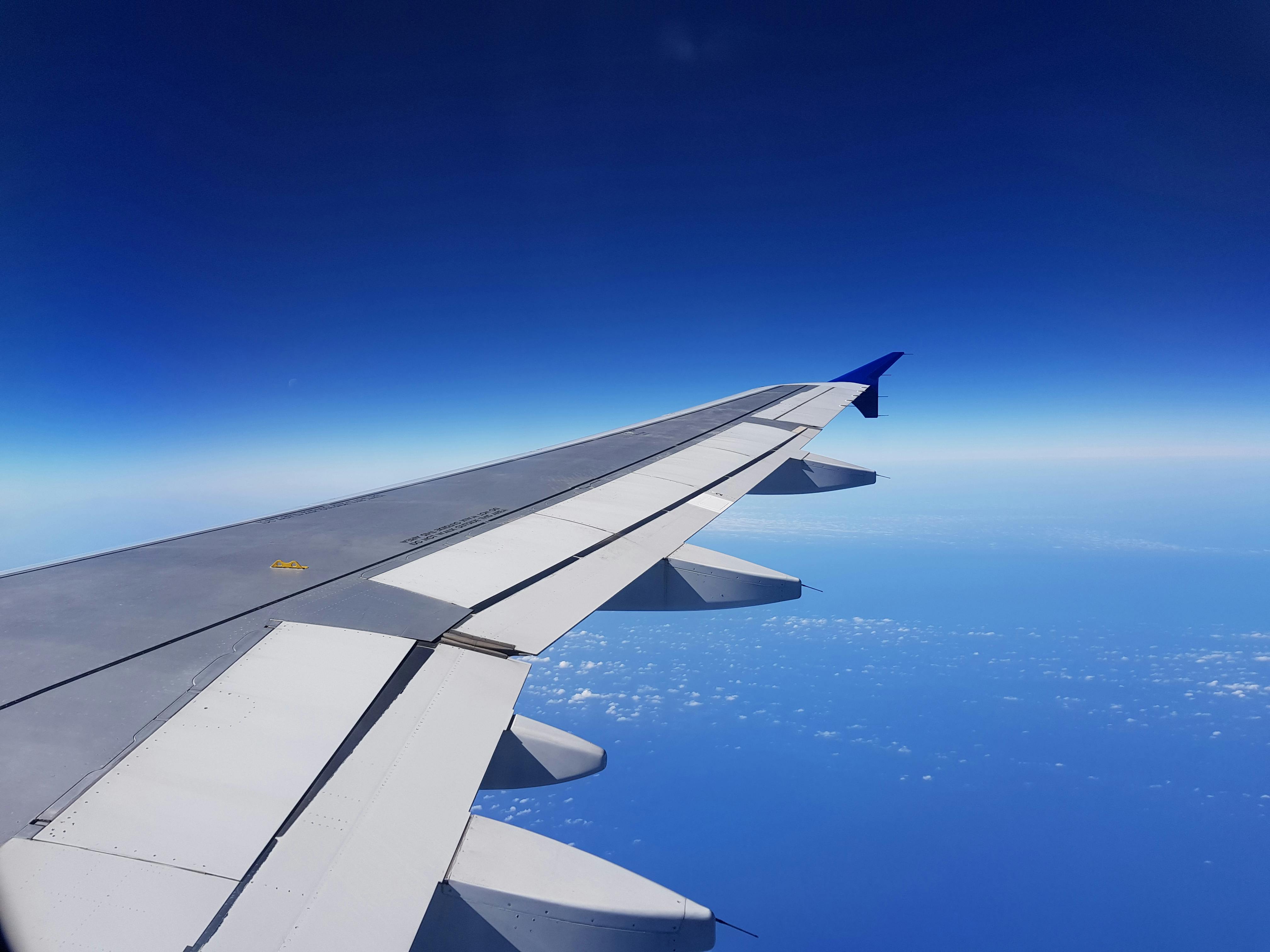 베트남 길거리 음식점에서 식사하는 사람들