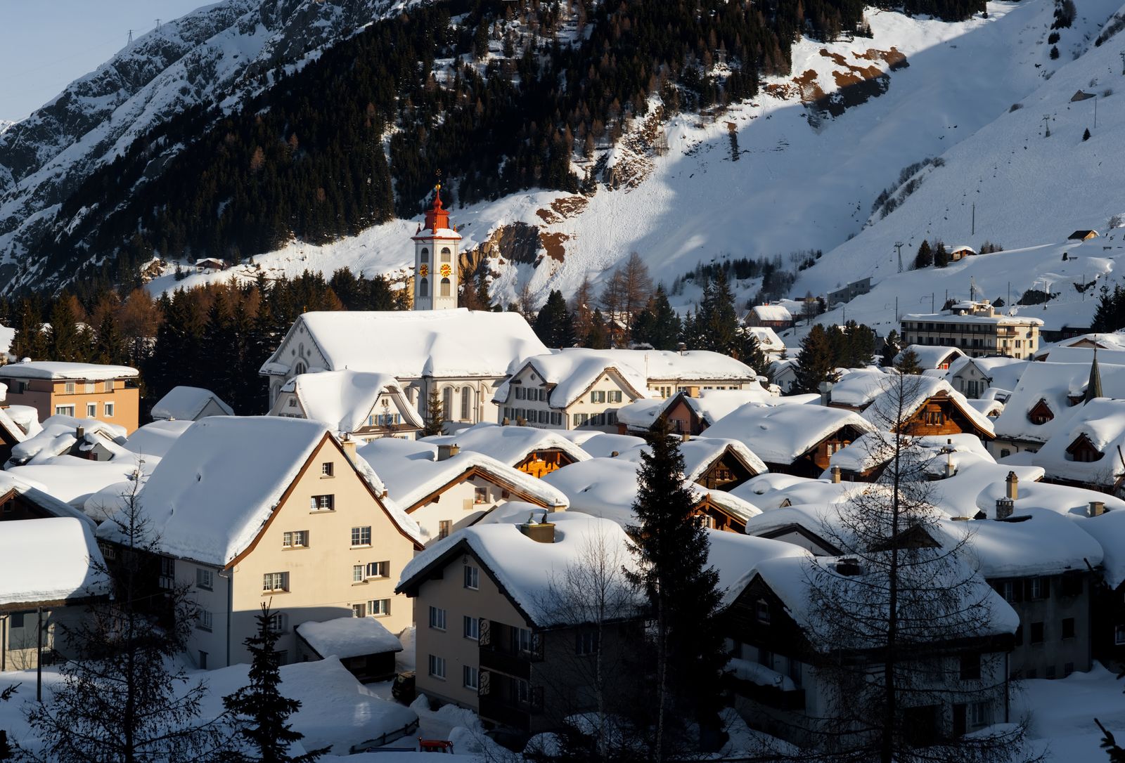 Vue panoramique de Zinal en hiver, station alpine du Val d'Anniviers en Valais