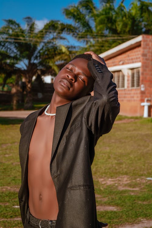 Kostenloses Stock Foto zu afrikanischer mann, augen geschlossen, blazer