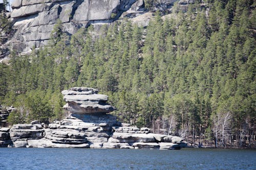 Ilmainen kuvapankkikuva tunnisteilla järvi, kivet, kivimuodostelma Kuvapankkikuva