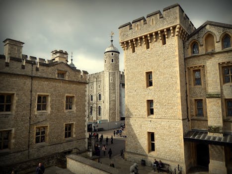 伦敦塔历史悠久，拥有石墙和塔楼，是备受欢迎的旅游景点