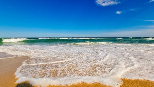 Бесплатное стоковое фото с вода, волны, голубое небо