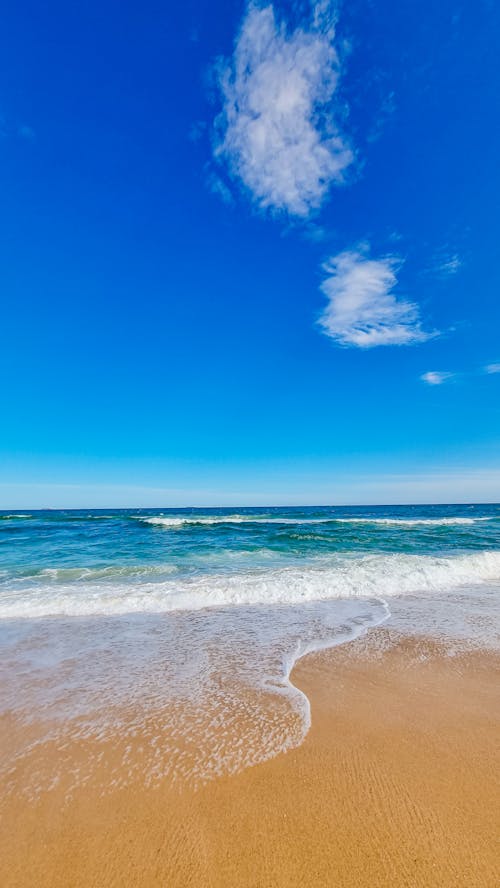 Darmowe zdjęcie z galerii z błękitne niebo, brzeg morza, fale morskie