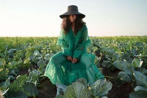 Gratis lagerfoto af grøn kjole, hat, horizon over land Lagerfoto