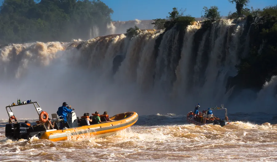 Le canot de la Gran Aventura, au pied des chutes d'Iguazú.