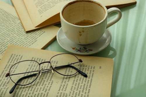 Gratis stockfoto met boeken, bril, detailopname